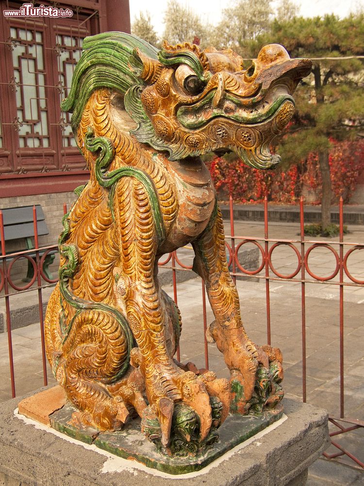 Immagine Scultura in ceramica di un drago di fronte al museo di Datong, Cina.