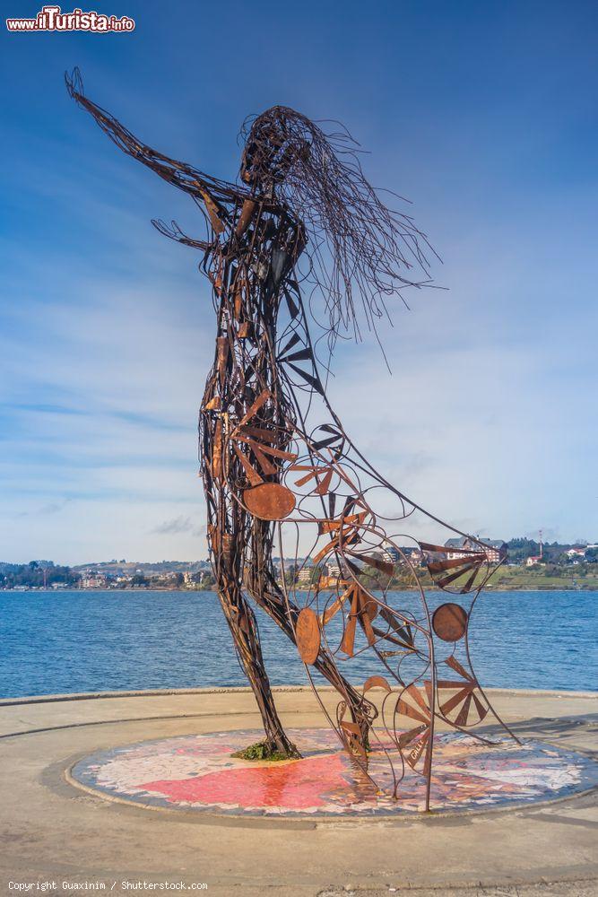 Immagine Scultura in ferro che ritrae una donna sulla costa del lago Llanquihue a Puerto Varas, Cile - © Guaxinim / Shutterstock.com