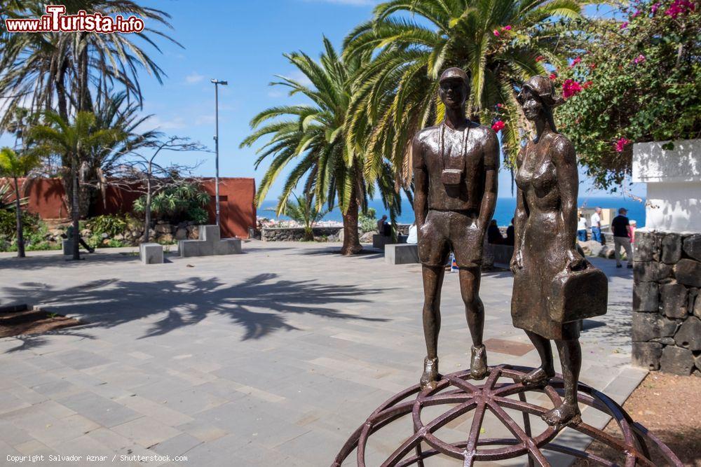 Immagine Scultura in ferro in omaggio al turismo nel punto panoramico di La Paz a Puerto de la Cruz, Tenerife, Spagna - © Salvador Aznar / Shutterstock.com