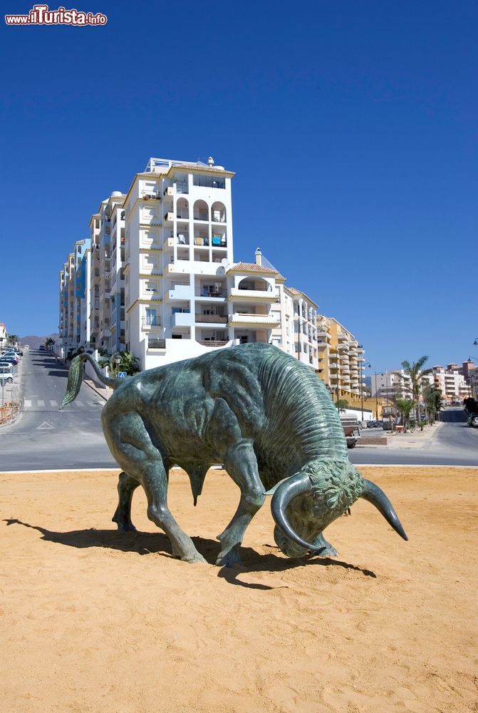 Immagine Scultura in ghisa di un grande toro nel centro di una rotonda a Estepona, Spagna.