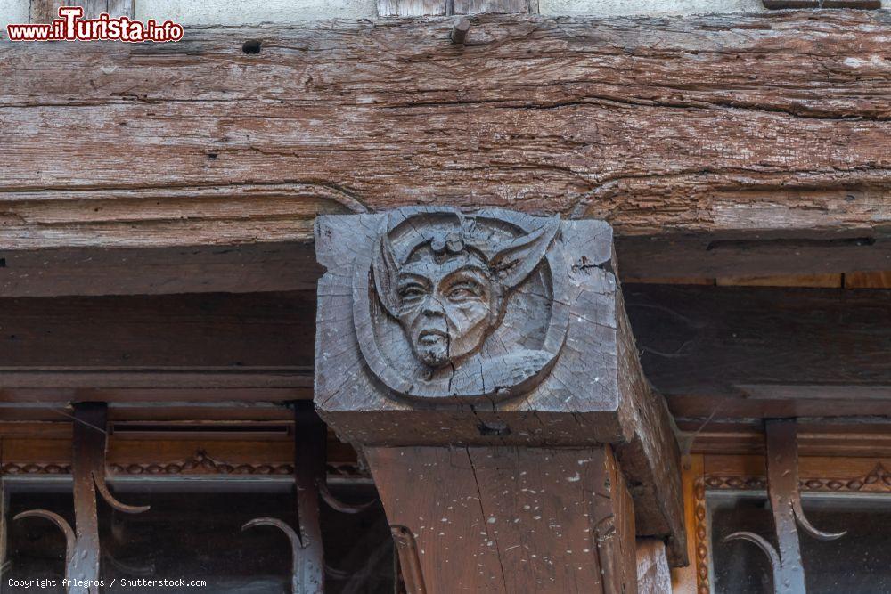 Immagine Scultura in legno di un Grimlins sulla facciata di un edificio a Troyes, Francia - © frlegros / Shutterstock.com