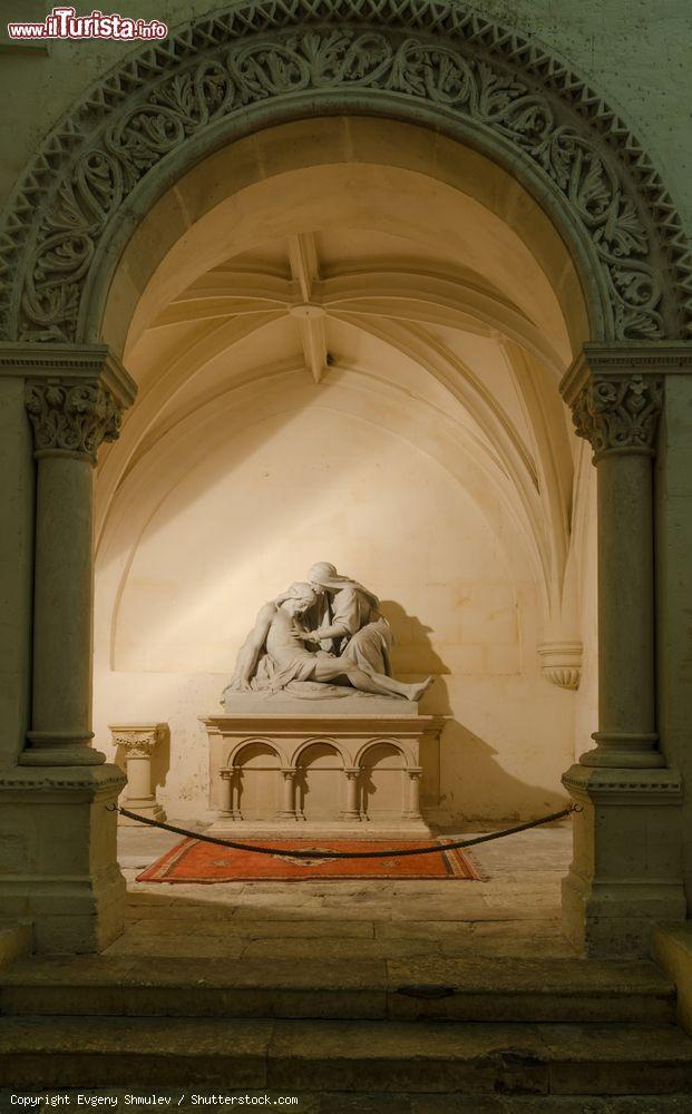 Immagine Scultura in marmo all'interno di una chiesa di Cognac, Francia - © Evgeny Shmulev / Shutterstock.com