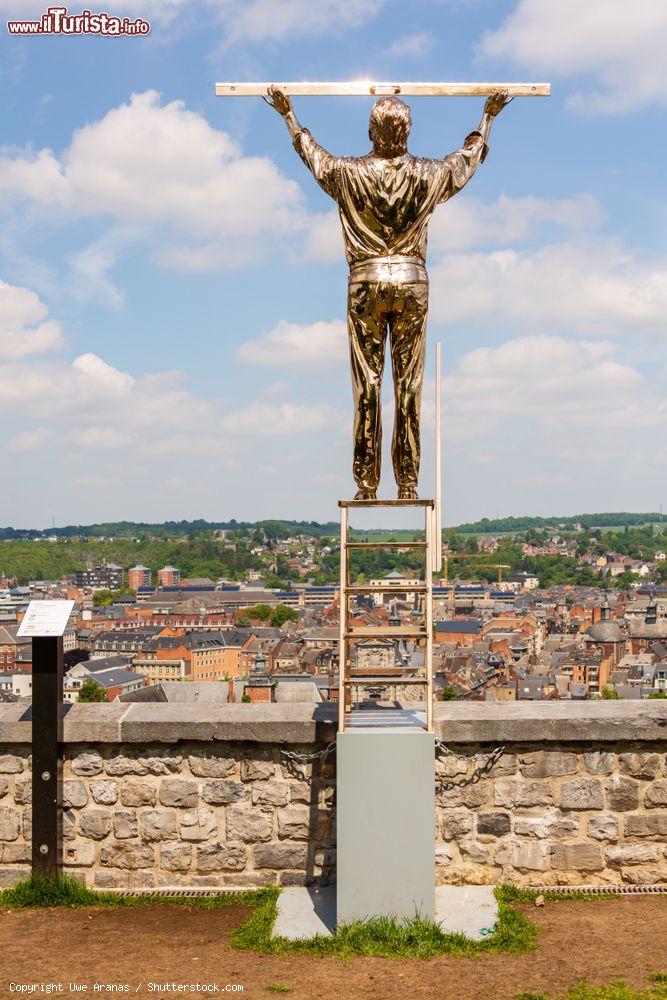 Immagine Scultura in oro dell'artista Jan Fabre nella cittadella di Namur, Belgio. Raffigura un uomo che misura cielo e nuvole - © Uwe Aranas / Shutterstock.com