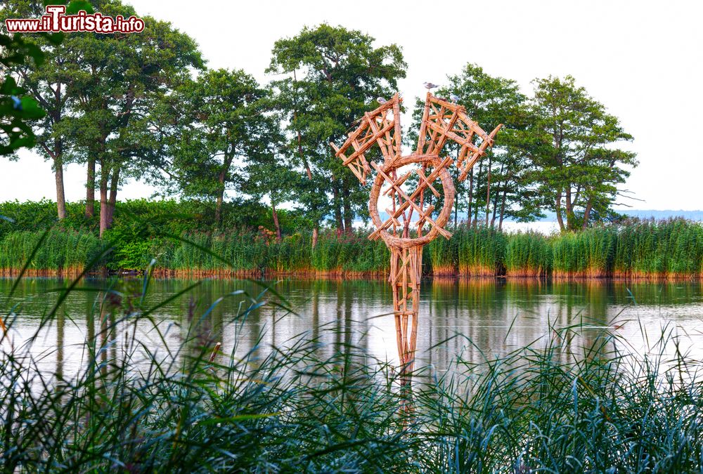 Immagine Una scultura in paglia nel greto del torrente nei pressi del villaggio di Joudkranté, Lituania.