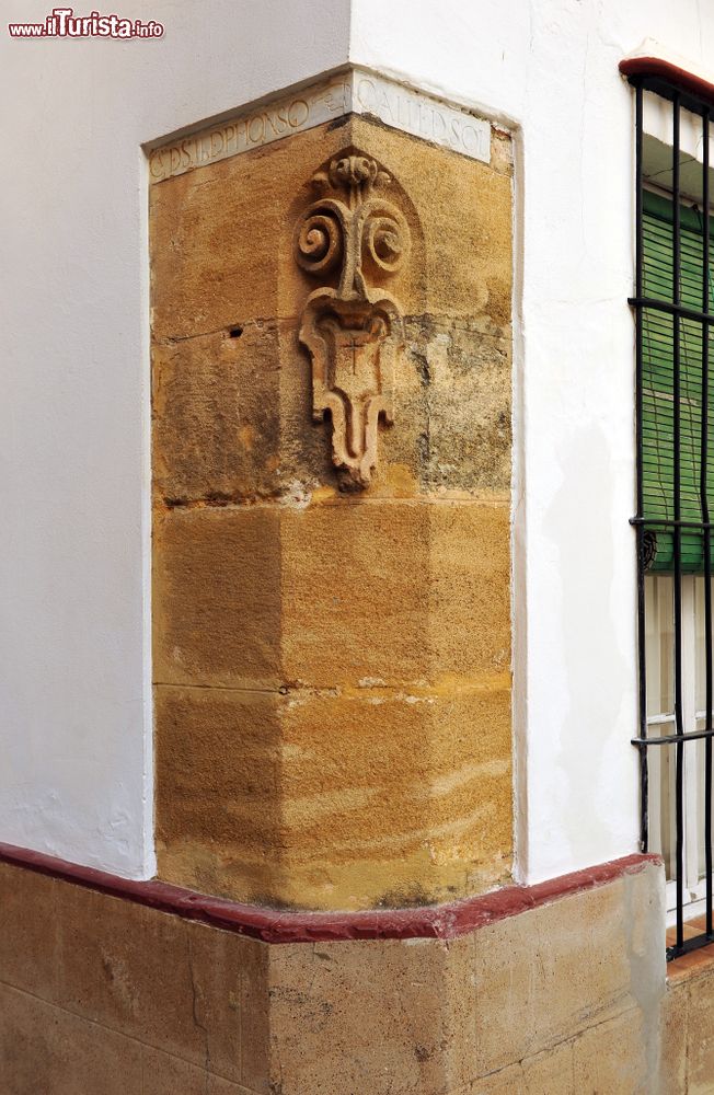 Immagine Scultura in pietra all'angolo di una strada nel centro di Carmona, Andalusia, Spagna.