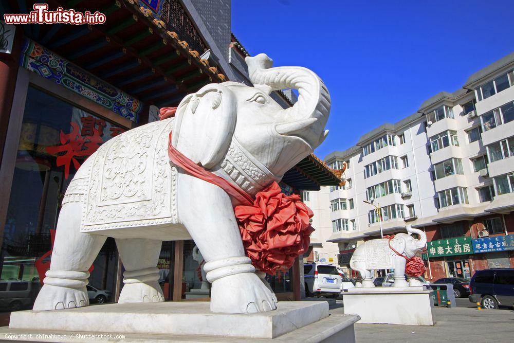Immagine Scultura in pietra di un grande elefante in una strada di Hohhot, Mongolia Interna, Cina - © chinahbzyg / Shutterstock.com
