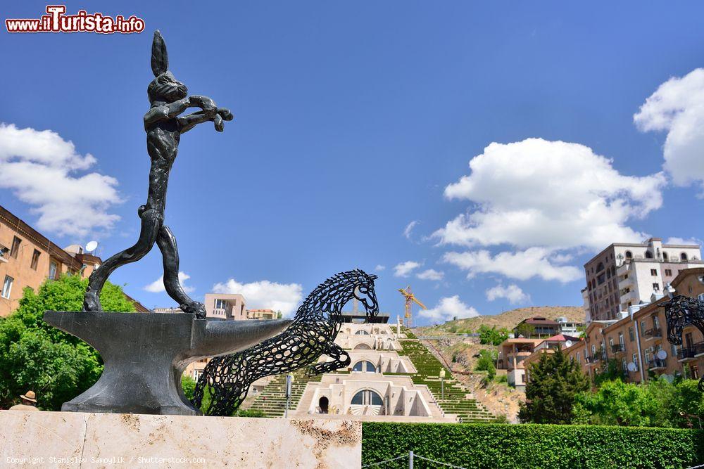 Immagine Scultura moderna con cavallo e coniglio alla Cascade di Yerevan, Armenia - © Stanislav Samoylik / Shutterstock.com