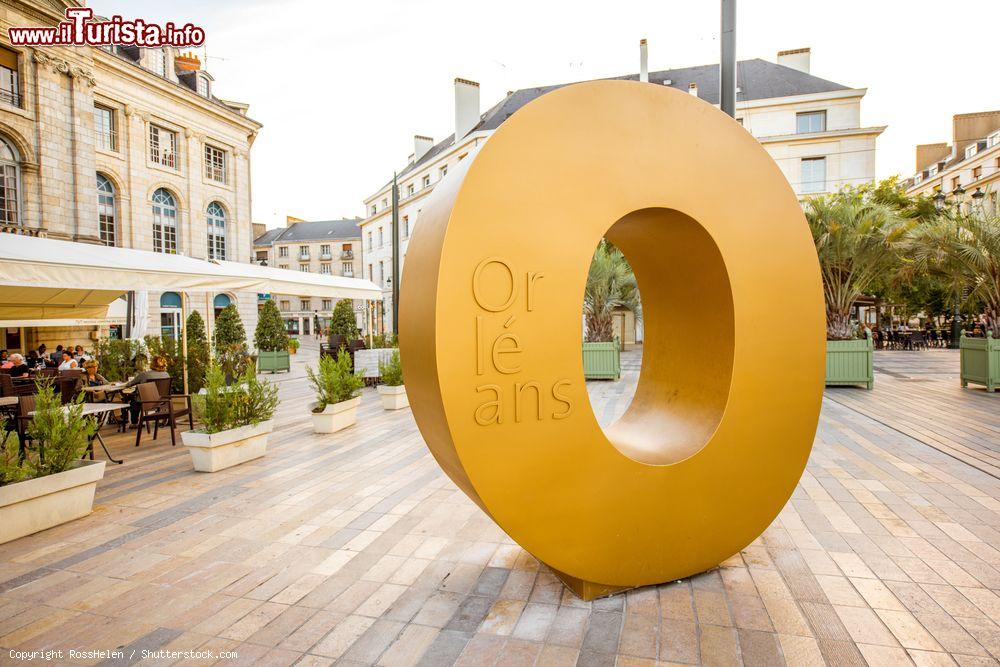 Immagine Scultura moderna in Place du Martroi a Orléans, Francia: una lettera O gigante - © RossHelen / Shutterstock.com