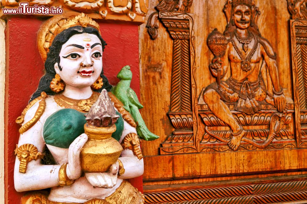 Immagine Scultura murale di una dea indiana sulla facciata di un tempio a Trivandrum, Kerala.