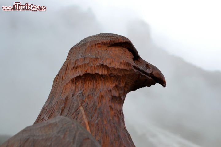 Immagine Lungo il sentiero didattico nello Schlick 2000 si trovano anche alcune sculture in legno che raffigurano gli animali che vivono nel territorio. L'aquila è uno di questi.