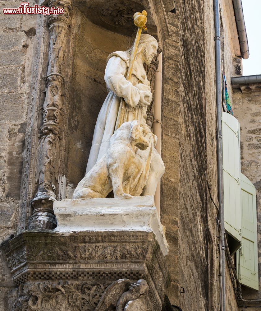 Immagine Scultura sulla facciata di un edificio di origine medievale nella città francese di Pezenas.