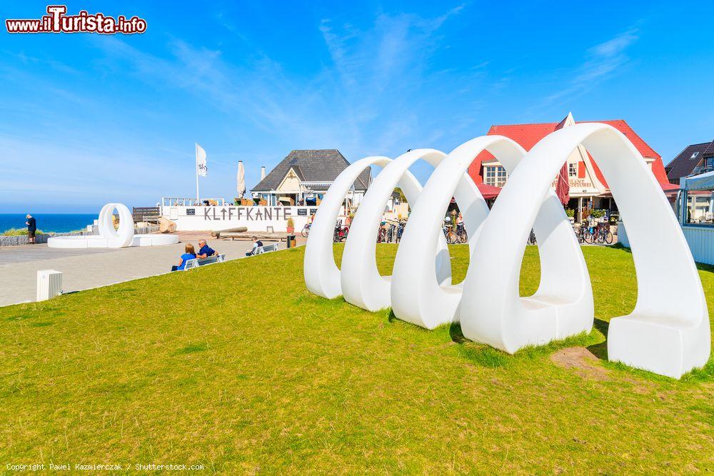 Immagine Una scultura sulla passeggiata costiera della cittadina di Wenningstedt a Sylt, Germania - © Pawel Kazmierczak / Shutterstock.com
