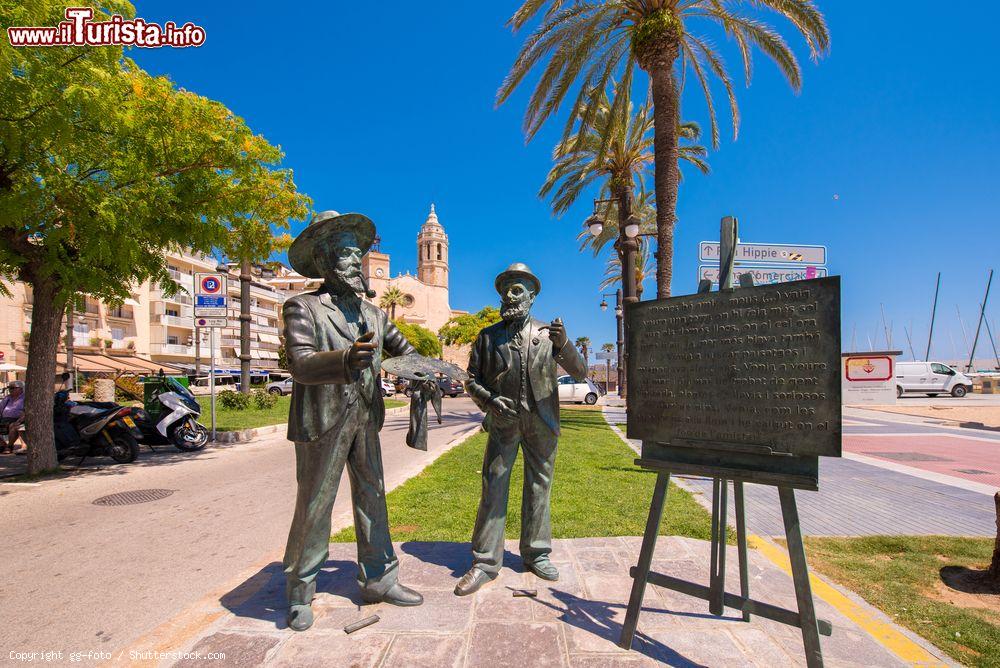 Immagine Sculture di artisti sul lungomare di Sitges, Spagna. Si estendono per oltre 4 chilometri le spiagge di Sitges, tutte accoglienti e perfette per chiunque - © gg-foto / Shutterstock.com