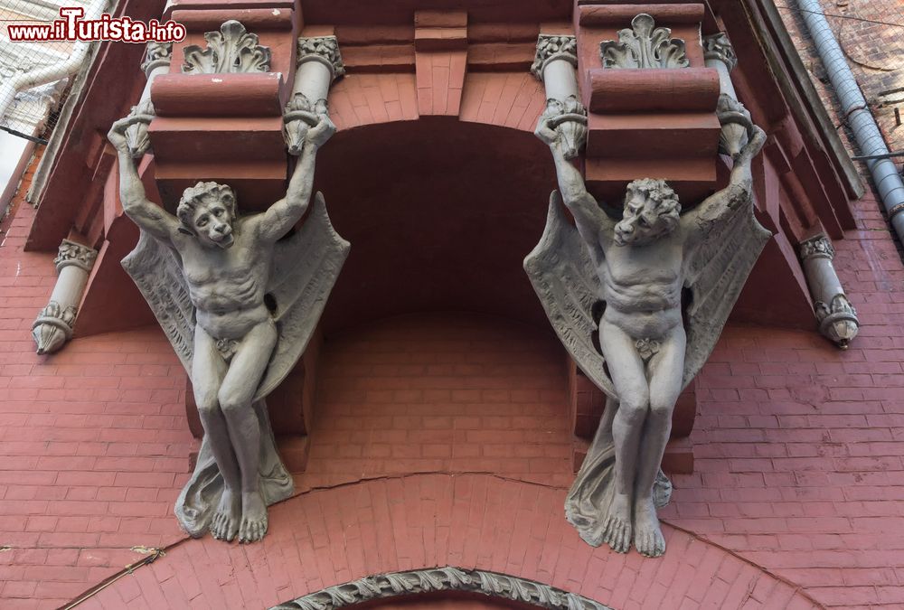 Immagine Sculture di demoni alati impreziosiscono il muro di un'abitazione a Kiev, Ucraina.