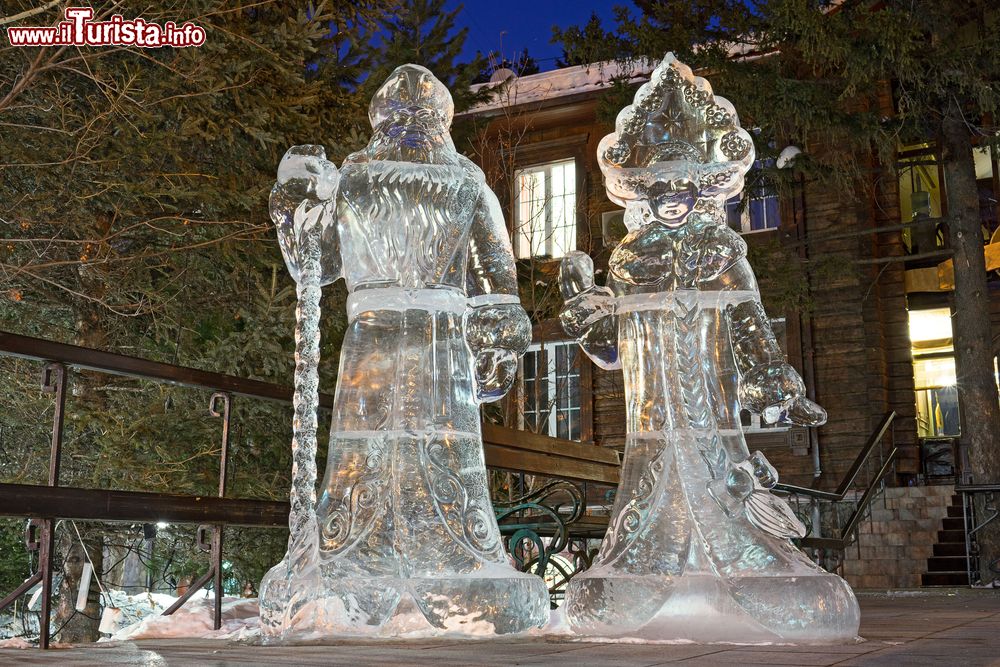 Immagine Sculture di ghiaccio proveniente dal Lago Baikal posizionate nelle strade di Irkutsk, in Siberia, in occasione delle feste natalizie.