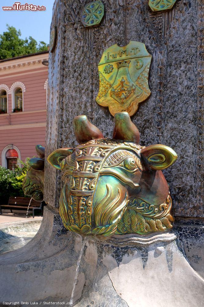 Immagine Sculture di manifattura Zsolnay in una fontana della piazza di Pécs, Ungheria - © Dedo Luka / Shutterstock.com