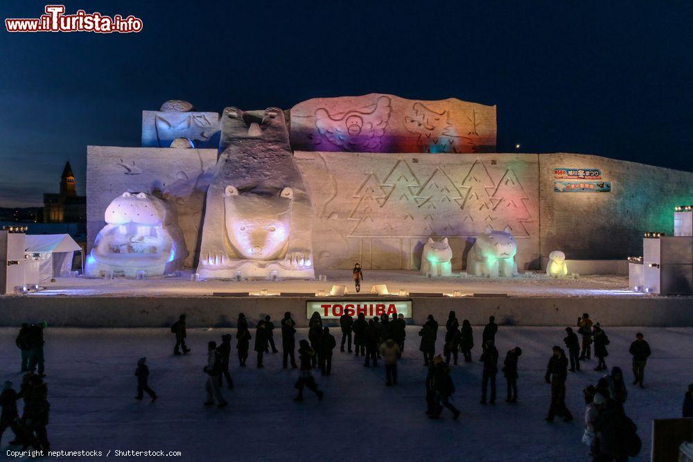 Immagine Sculture di neve con luci colorate al Festival della Neve del 2017, Asahikawa, Giappone - © neptunestocks / Shutterstock.com