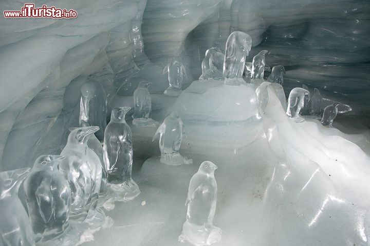 Immagine Sculture di pinguini nel Palazzo del Ghiaccio a Jungfrau, Grindelwald, Svizzera.