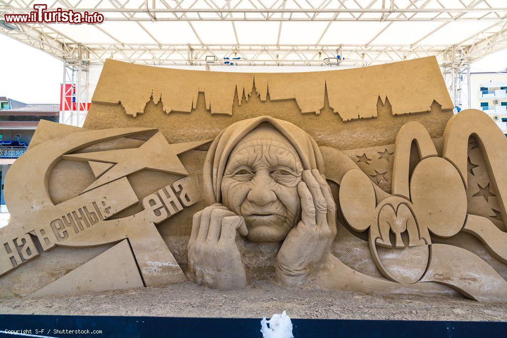 Immagine Sculture di sabbia a Lido di Jesolo, Veneto. Dal 1997, ogni anno, i più grandi artisti di questa specialità si danno appuntamento sulla spiaggia di Casa Bianca per creare vere e proprie opere d'arte - © S-F / Shutterstock.com