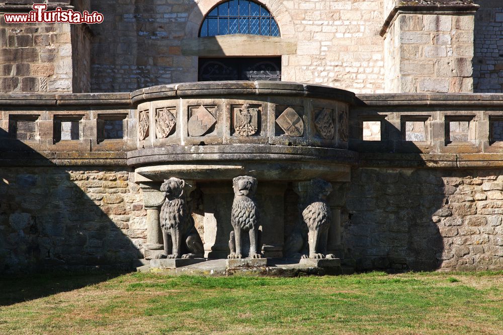 Immagine Sculture e decorazioni in una balconata in pietra a Goslar, Germania.