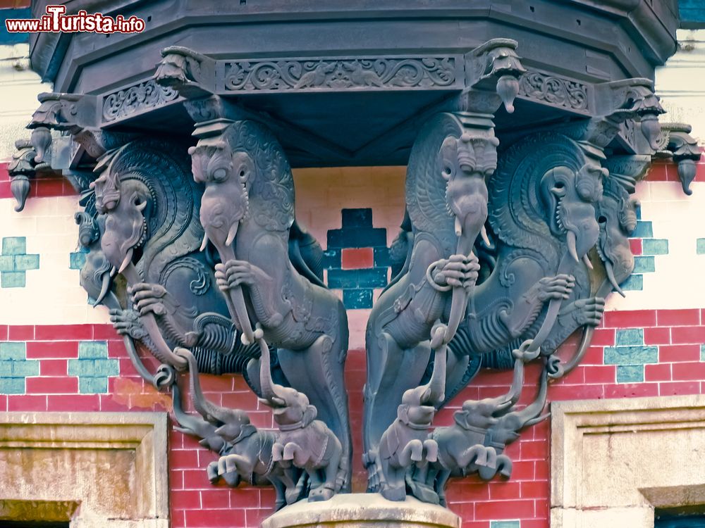 Immagine Sculture in legno al Kuthirarnalika Palace Museum di Trivandrum, Kerala, India. Si tratta di un raro esempio di lavorazione artistica nello stile tradizionale di Travancore.