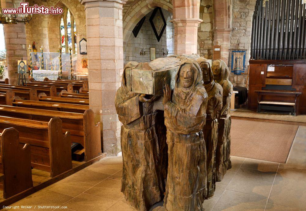 Immagine Sculture in legno all'interno della chiesa di Santa Maria Vergine a Lindisfarne, Inghilterra. Raffigurano alcuni monaci che trasportano la bara di un religioso deceduto - © Reimar / Shutterstock.com
