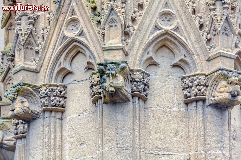 Immagine Sculture in pietra sulla facciata della cattedrale di Santa Maria a Bayonne (Francia).