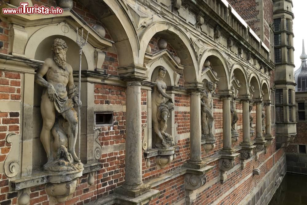 Immagine Sculture nel Castello di Frederiksborg a Hillerod, Danimarca. Costruita come prima residenza da Federico II, re di Danimarca, questa fortezza venne poi rasa al suolo e riedificata in stile olandese su alcune piccole isole del lago Slotso. Un tempo fortezza, ora è un museo nazionale - © picturepartners / Shutterstock.com