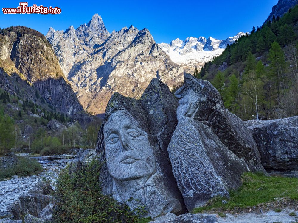 Immagine Sculture nel paesaggio roccioso della Val Masino, Lombardia.