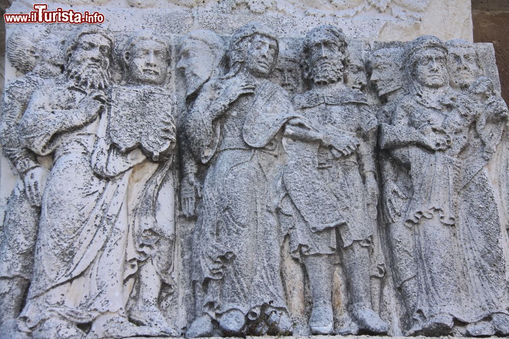 Immagine Sculture di carattere religioso in una chiesa ad Ortona (provincia di Chieti, Abruzzo).