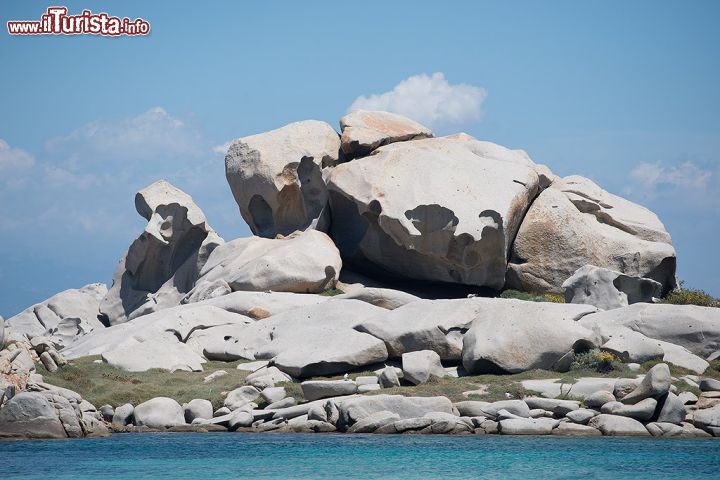 Immagine Sculture di roccia, scolpite dal vento, sull'Isola di Lavezzi in Corsica.