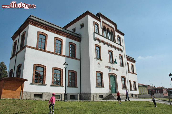 Immagine La scuola di Crespi d'Adda, che educò generazioni di operai - il villaggio di Crespi d'Adda fu arricchito dalla presenza di un istituto scolastico nel 1892, all'interno del quale vi erano asilo, scuola elementare e una scuola di economia domestica, pensata per abituare i giovani studenti alla serietà e alla disciplina che avrebbero poi incontrato lavorando presso il cotonificio. Il programma didattico della scuola era dunque simile a quelo di altri istituti, ma più orientato verso il lavoro in fabbrica e la sua gestione era affidata ad una direttrice. 