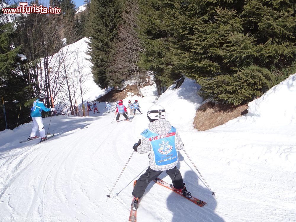 Immagine Scuola di sci per bambini a Morgins, Svizzera. Un gruppo di piccoli sciatori a lezione durante le vacanze - © steve estvanik / Shutterstock.com