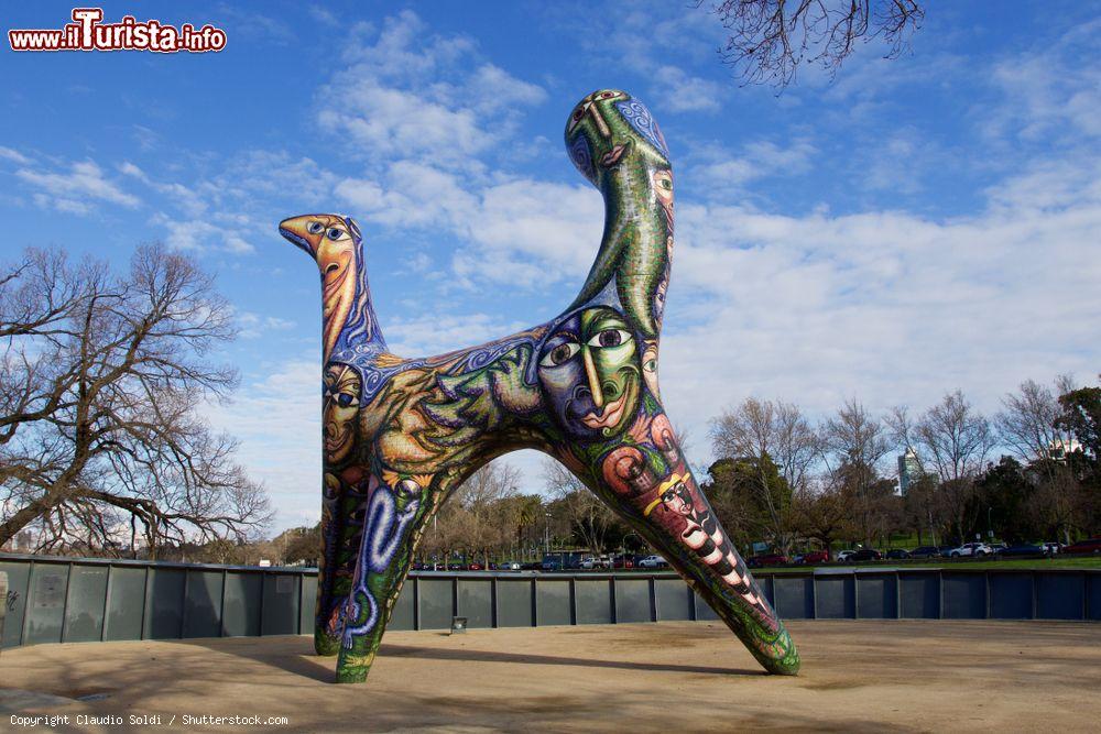Immagine Scutlura di street art nel centro cittadino di Melbourne, Australia: siamo al Birrarung Marr Park sulle rive del fiume Yarra - © Claudio Soldi / Shutterstock.com