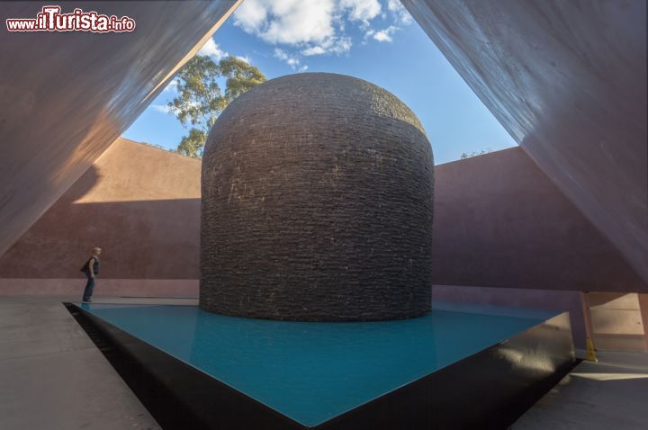 Immagine Scultura a New Australian Garden of National Gallery, Canberra - Un igloo al contrario, la punta di un pollice o un omaggio alla geometria? Un po' tutti e tre: nella scultura australiana spesso vi sono molteplici significati racchiusi in un solo oggetto. Ragion per cui i manufatti di quest'arte sono sempre misteriosi e affascinanti al tempo stesso, poiché non si svelano mai del tutto e l'interpretazione rimane libera per lo spettatore - © Ilia Torlin / Shutterstock.com