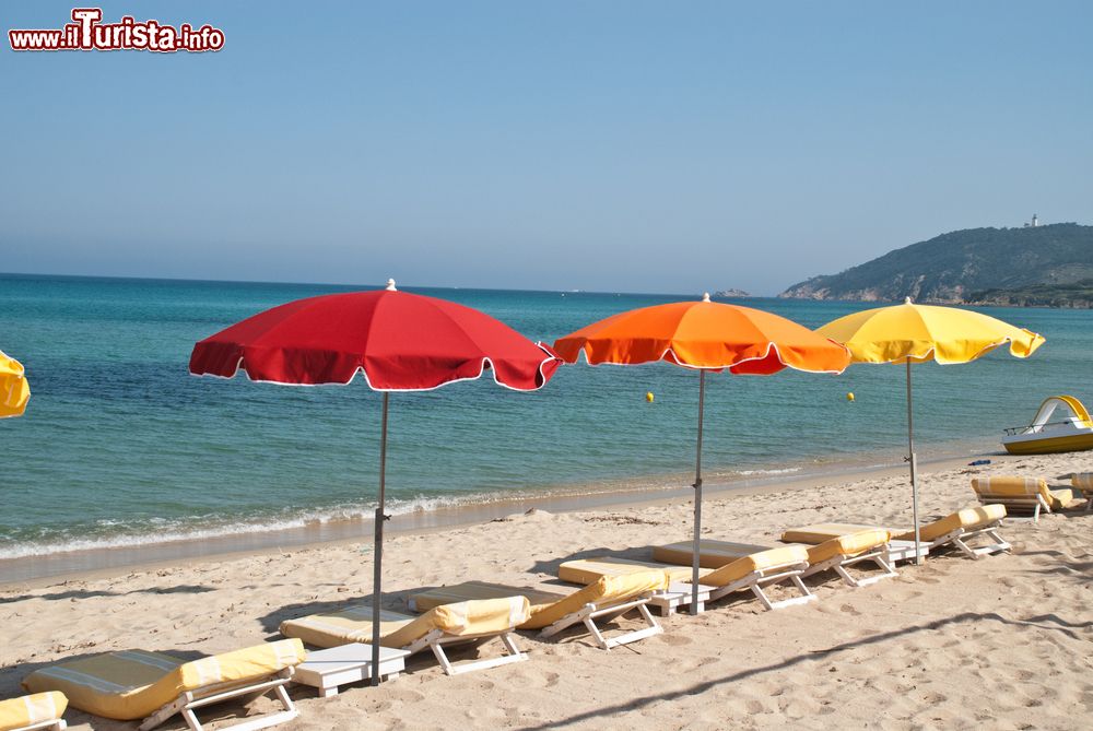 Immagine Sdraio e ombrelloni colorati su una spiaggia sabbiosa a Saint-Tropez, Costa Azzurra (Francia).