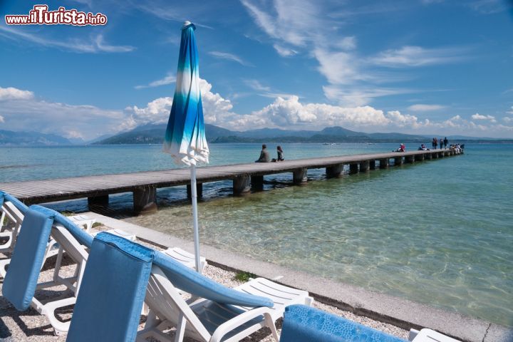 Immagine Sdraio e ombrelloni sul lungolago di Garda, Sirmione (Lombardia) - © 32292325 / Shutterstock.com