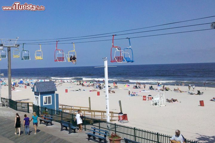 Immagine Seggiovia sopra Seaside Heights beach a New York, Stati Uniti. Sabbia bianca e mare blu intenso fanno da cornice a questa simpatica seggiovia che percorre la spiaggia di Seaside Heights