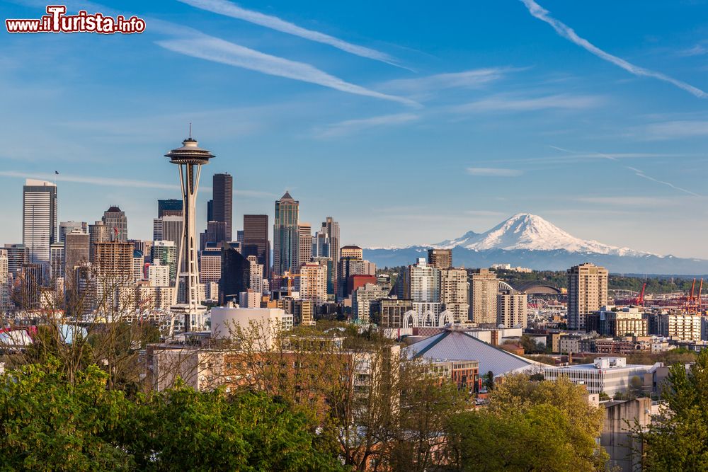 Immagine Seattle downtown: la skyline della città dello stato di Washingon con il Mt. Rainier sullo sfondo.