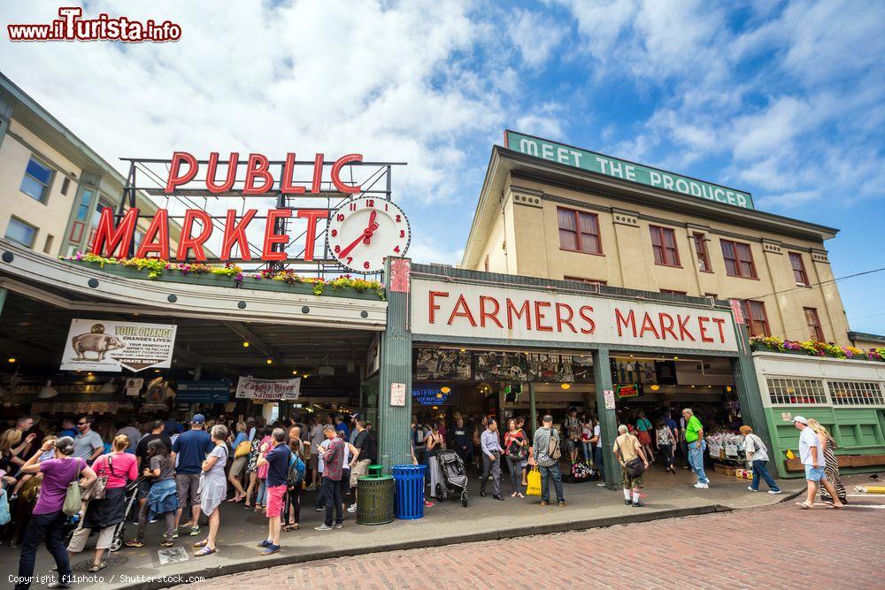 Immagine Seattle, il Public Market Center noto anche come Pike Place Market: si affaccia sul lungomare di Elliott Bay - © f11photo / Shutterstock.com