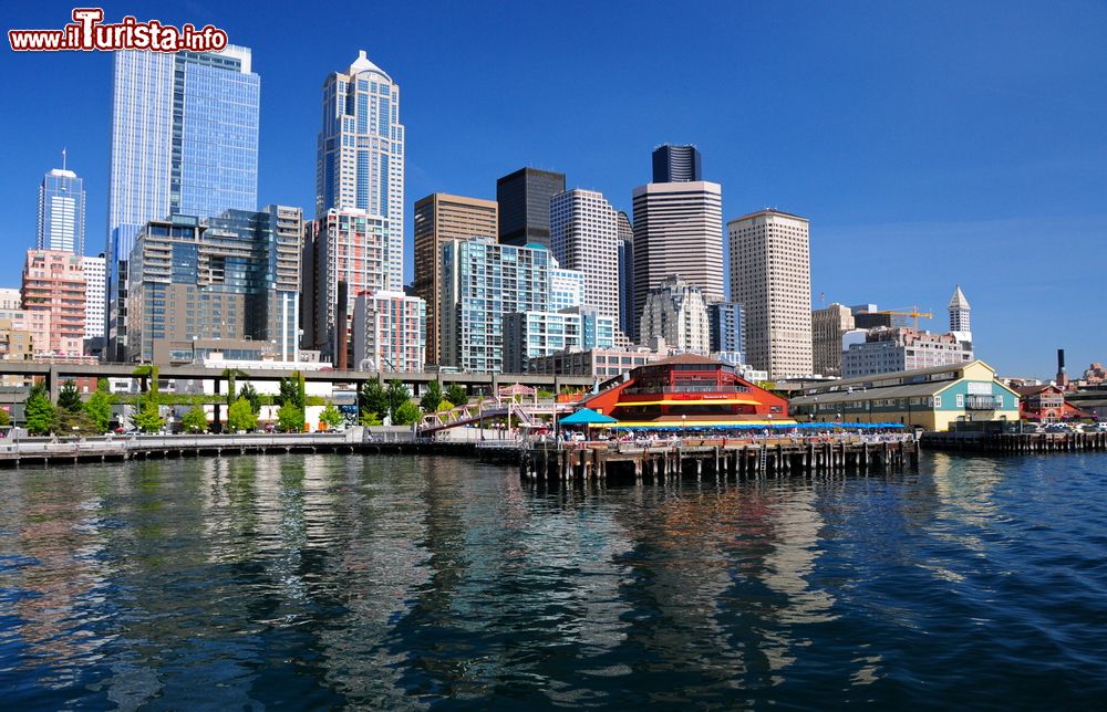 Immagine Seattle, Stati Uniti: fotografata dal mare in una rara giornata di sole.