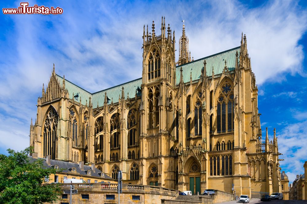 Immagine Sede del vescovo di Metz e cattedrale della diocesi cattolica, l'edificio religioso di Santo Stefano è noto anche come Lanterne du Bon Dieu per le sue vetrate (Francia).