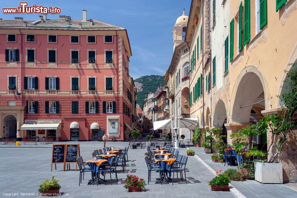 Immagine Sedie e tavolini di un bar in piazza Vittorio Emanuele II° a Finale Ligure, Savona - © MarkUK97 / Shutterstock.com