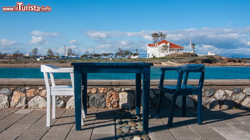 Immagine Sedie e tavolo di un locale sulla costa di Famagosta, Cipro Nord.