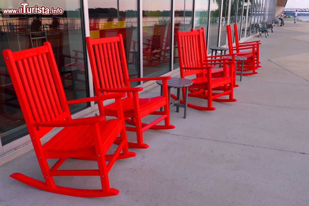 Immagine Sedie rosse in un parco pubblico lungo il Mississipi a Memphis (Tennessee), USA.