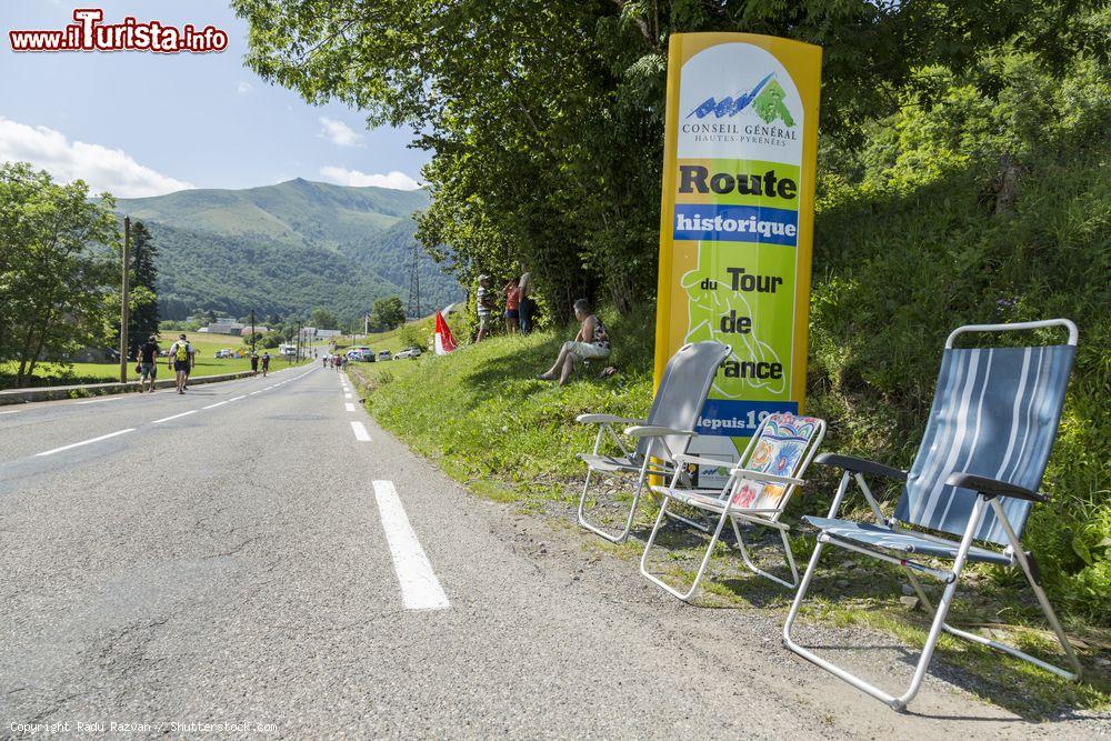 Immagine Sedie vuote in attesa del passaggio del Tour de France a Bagneres-de-Bigorre (Francia) lungo al strada per il Colle di Tourmalet - © Radu Razvan / Shutterstock.com