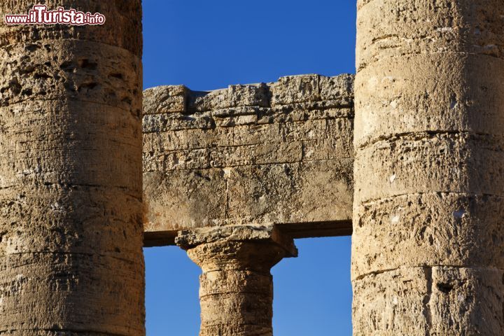Immagine Dettaglio della trabeazione e delle colonne doriche del Tempio Greco di Segesta, in Sicilia - © Angelo Giampiccolo / Shutterstock.com