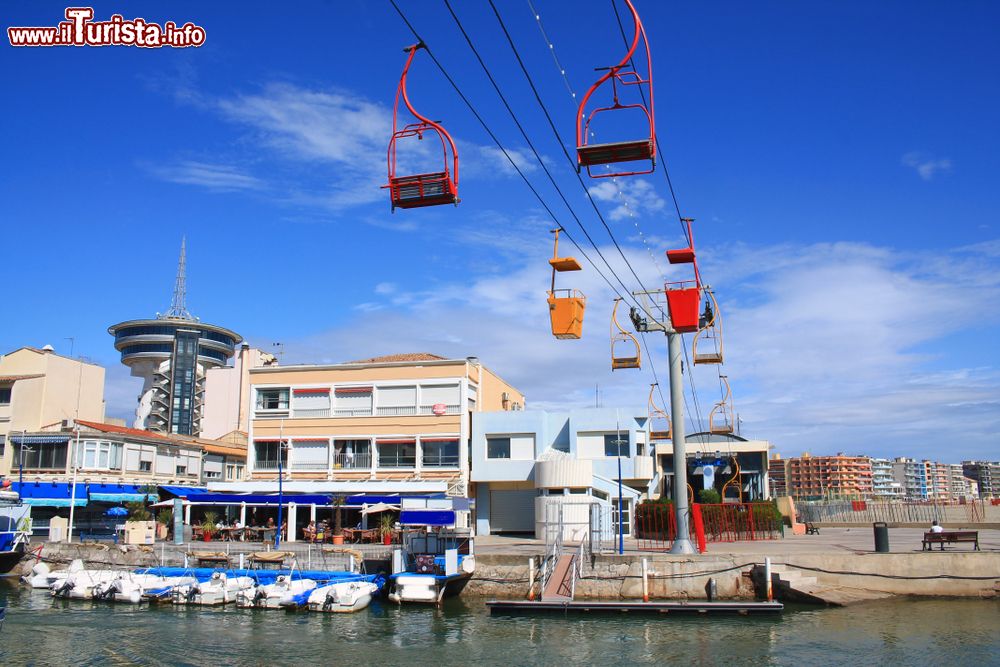 Immagine Seggiovia a Palavas les Flots, resort di mare sulla costa della Linguadoca, a sud di Montpellier (Francia).