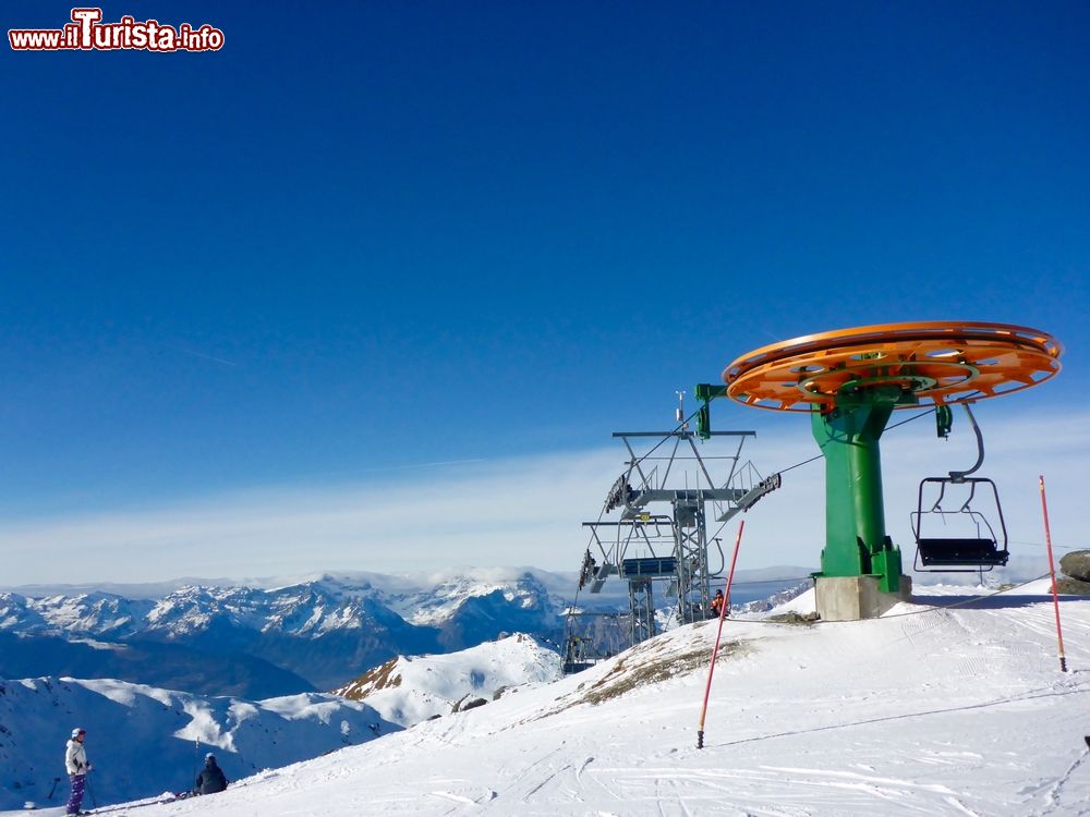 Immagine Seggiovia nel Dominio delle 4 Valli a Verbier, Svizzera. Considerata la più cosmopolita fra le stazioni sciistiche del Vallese, offre un panorama unico sul Monte Bianco e sul massiccio dei Combins.