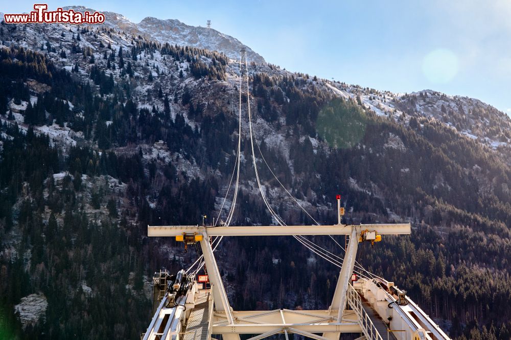 Immagine Seggiovia nel resort di Vaujany, Savoia. Questo comprensorio sciistico offre una trentina di piste accessibili tramite 25 impianti di risalita.